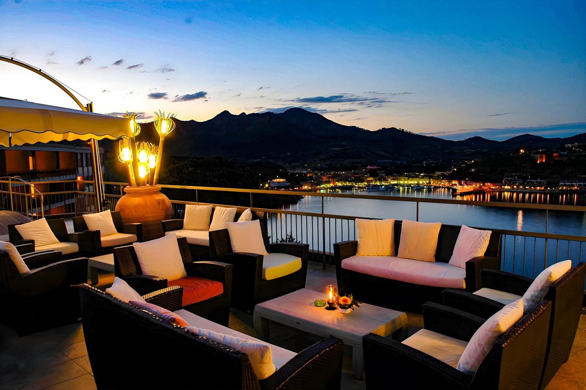 Hotiday Room Collection - Porto Azzurro Каполивери Екстериор снимка